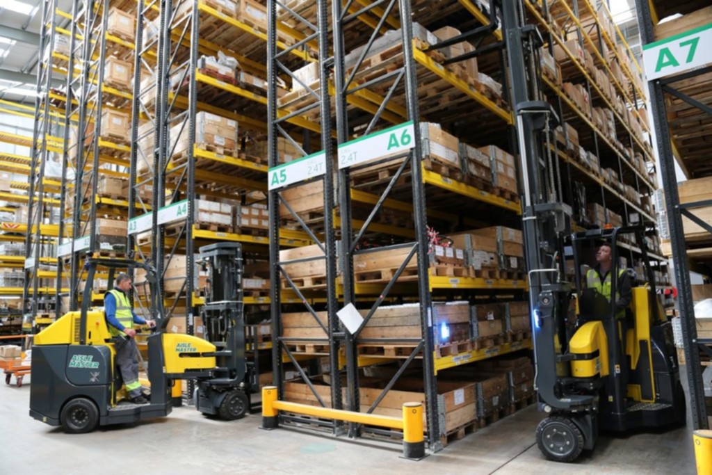 COMBILIFT Aisle Master AME-OP - Chariot élévateur articulé parfait pour la préparation de commandes dans les allées étroites