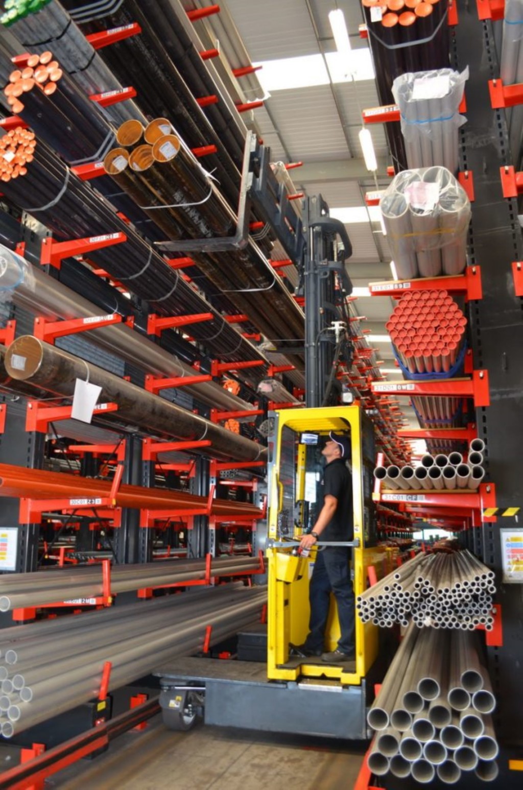 COMBILIFT ST - Le chariot élévateur à quatre voies pour les allées les plus étroites