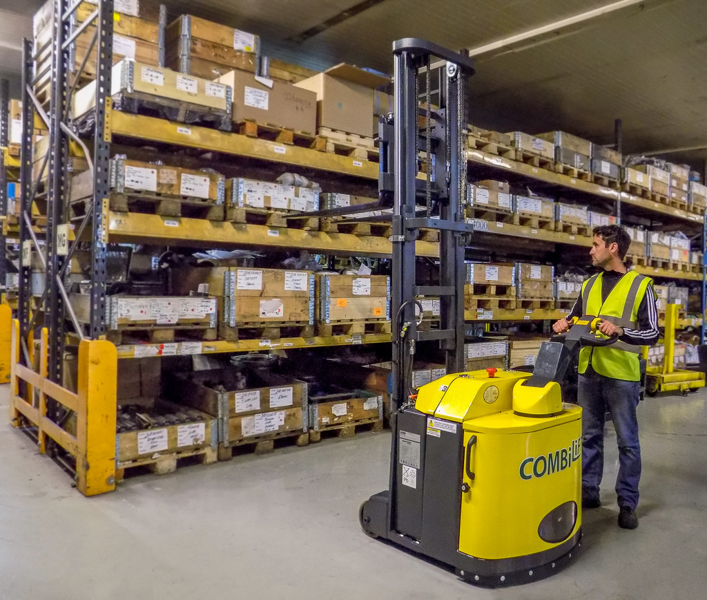 COMBILIFT CS - Parfait pour les applications dans les allées étroites!