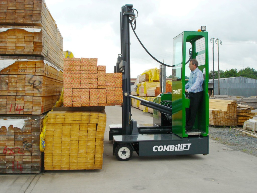 COMBILIFT ST - Le chariot élévateur à quatre voies pour les allées les plus étroites