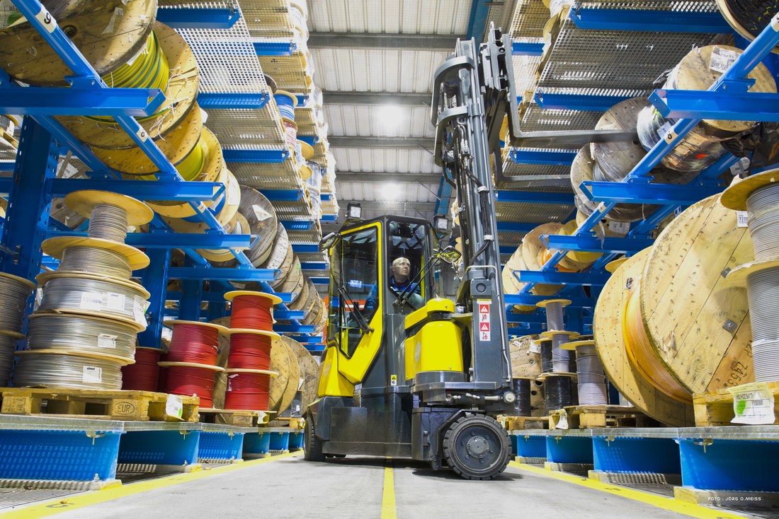 aisle-master-schmalgangstapler-combilift-spindeln-transportieren.jpg