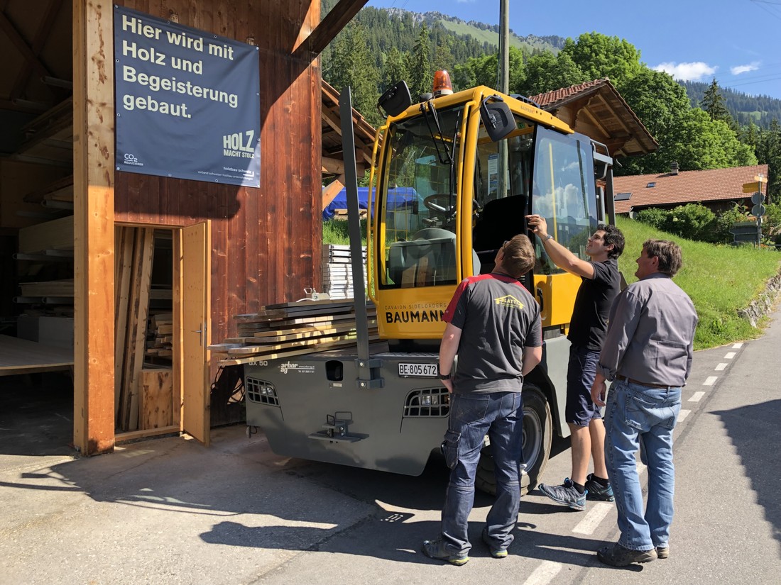 baumann-seitenstapler-chaletbau-blatti-oberwil.JPG