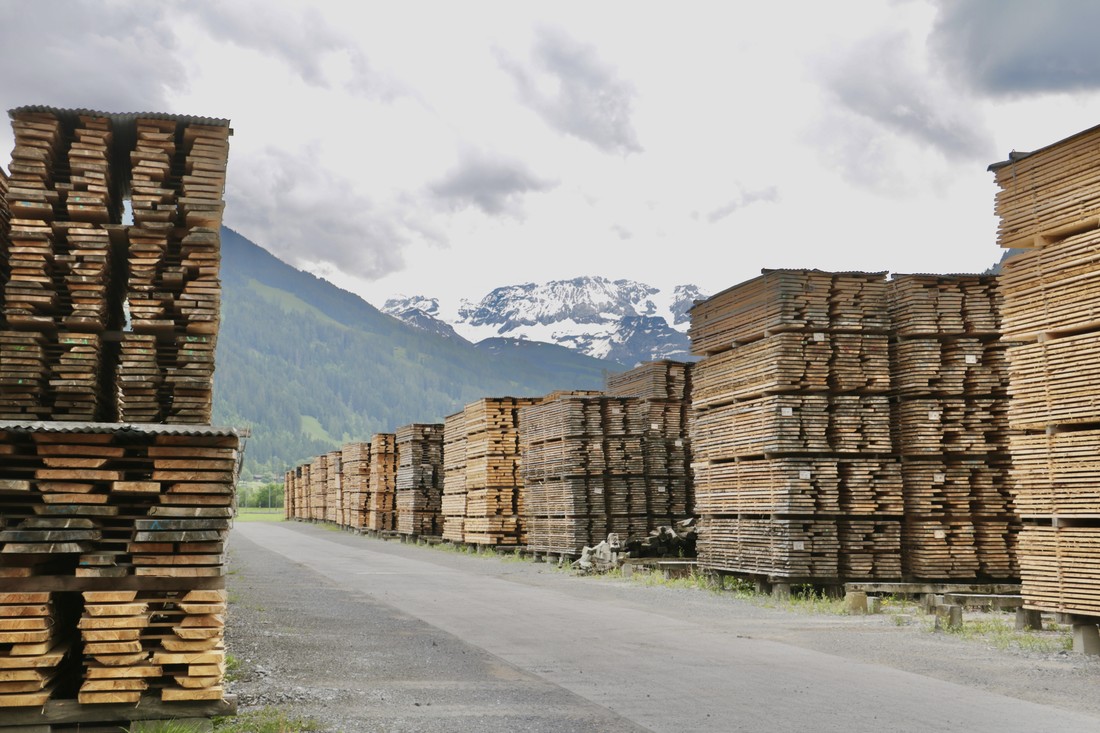 Vierwegestapler-Seitenstapler-holz-im-simmental1.jpg