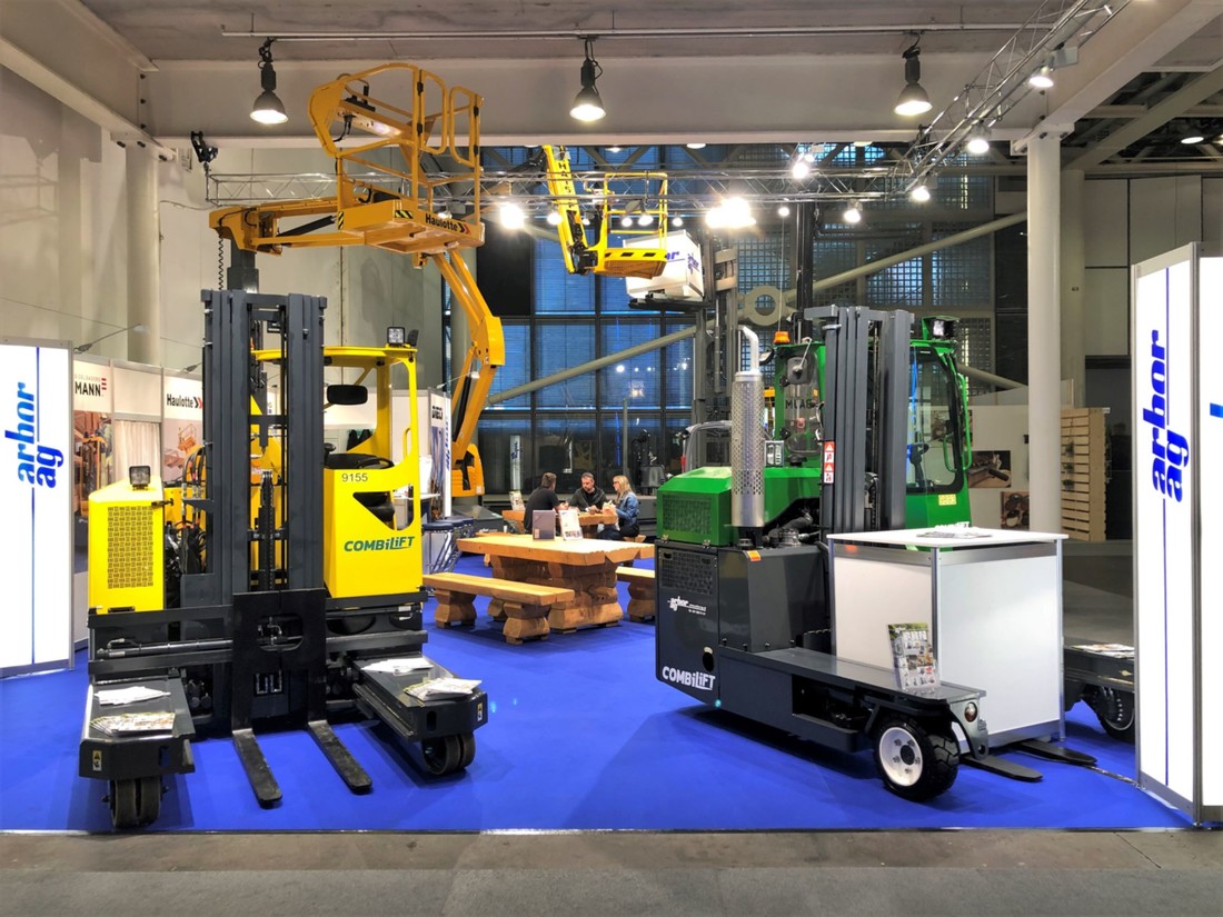 COMBILIFT-Vierwegestapler-holz-messe-basel1.jpg