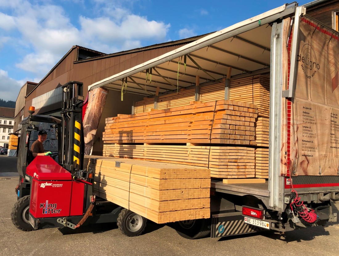 Mitnahmestapler-holz-lkw-entladen.JPG