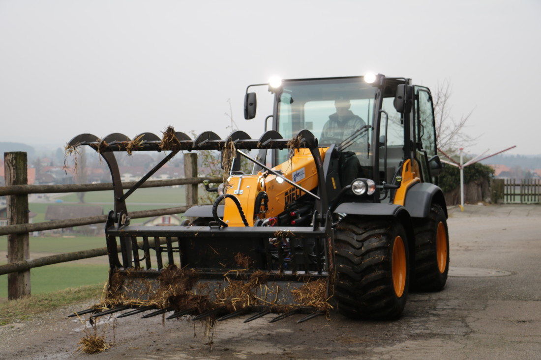 Landtechnik-Teleskoplader-Greifzange.JPG