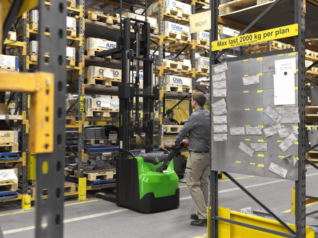 CESAB Deichselgeraet im Lager CESAB-Deichselgeraet-Industrie-Lager.jpg