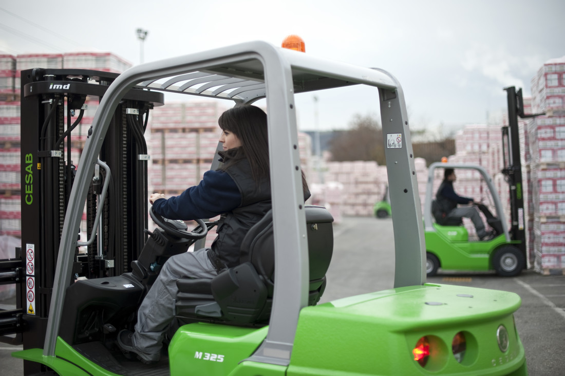 Der CESAB Dieselstapler erfüllt die Abgasnormen (Stage V, Stufe 5, Euro 5) CESAB-M325-Forklift-Gabelstapler.jpg