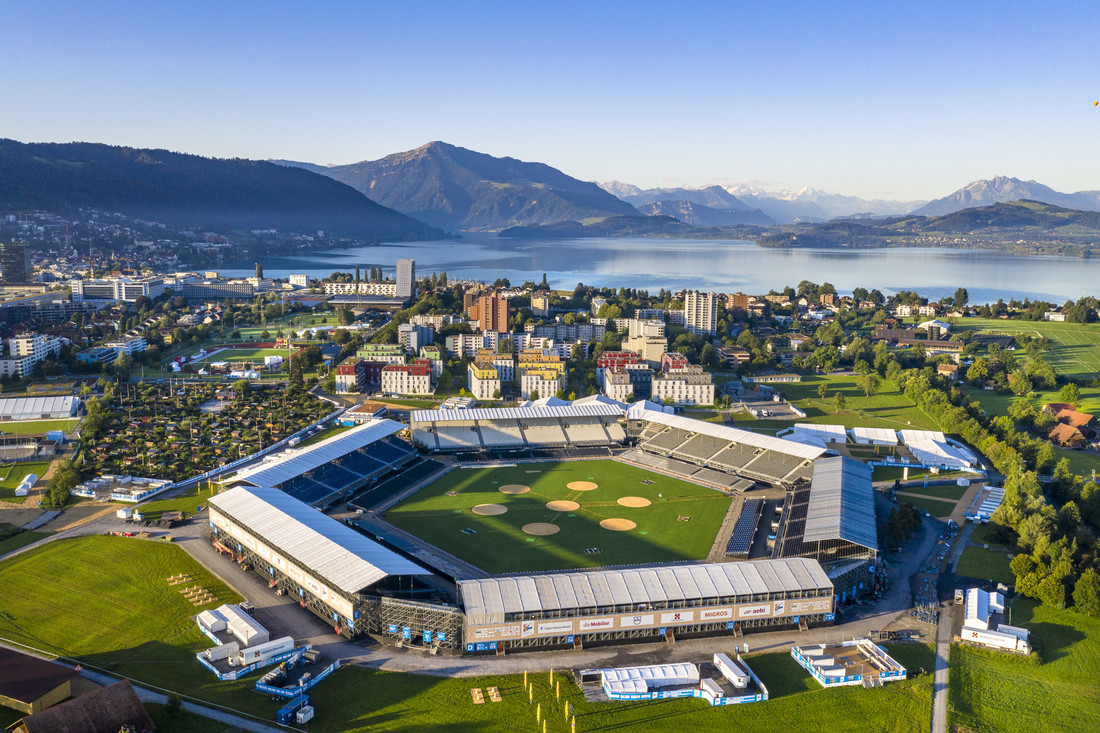 Teleskoplader-Bau-Arena-ESAF-Zug.jpg