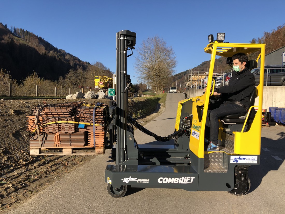 Vierwegestapler-COMBILIFT-MR4-Paletten-Aussenplatz.jpg