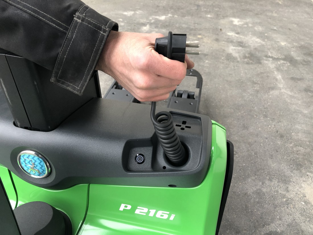 CESAB-Niederhubwagen-Ladegerät1.jpg CESAB-Niederhubwagen-Ladegerät1.jpg