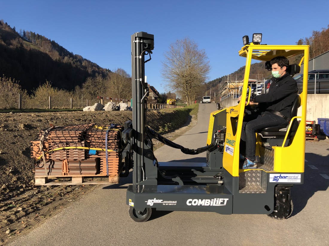 Vierwegestapler-COMBILIFT-MR4-Palettenhandling1.jpg Vierwegestapler-COMBILIFT-MR4-Palettenhandling1.jpg