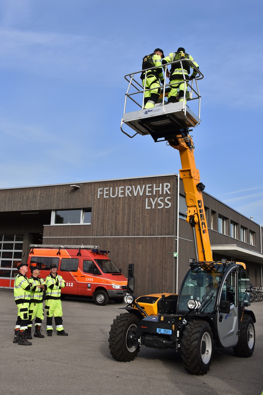 Teleskoplader-mit-Arbeitskorb-Feuerwehr-Lyss.JPG