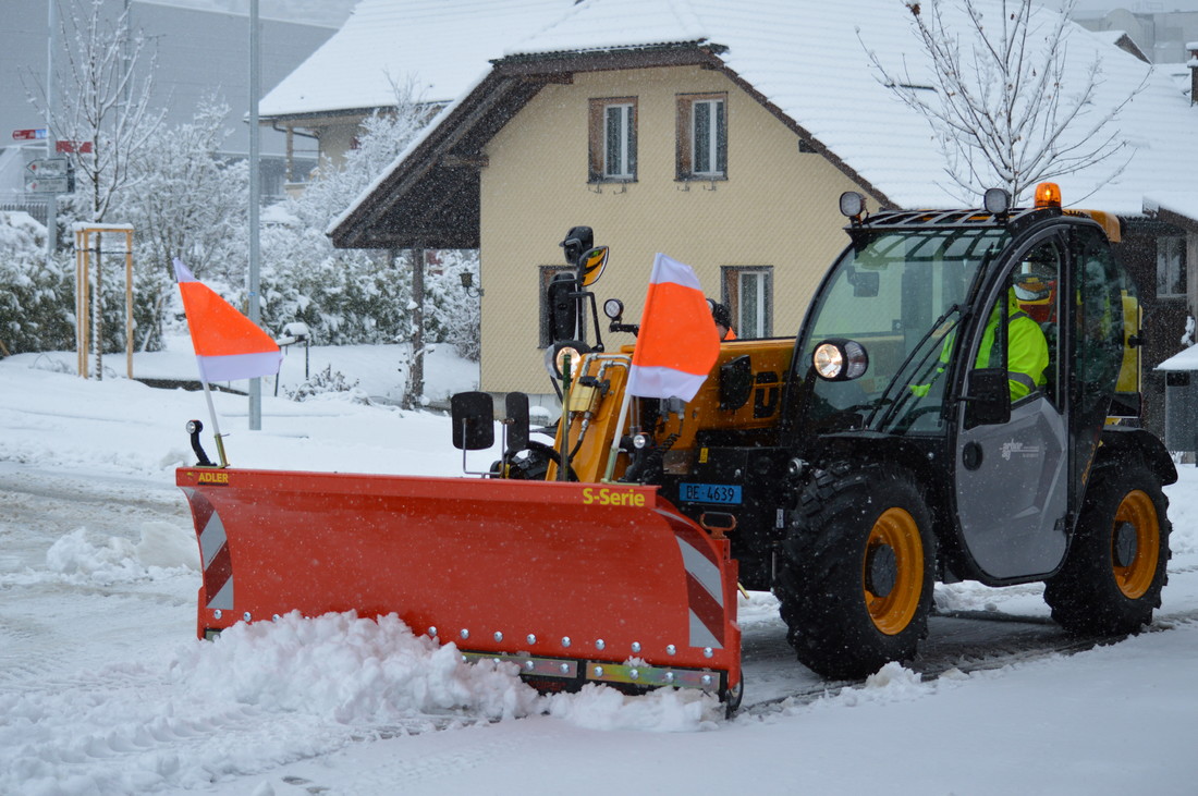 Feuerwehr-Konolfingen-Winterdienst-Telelader.JPG