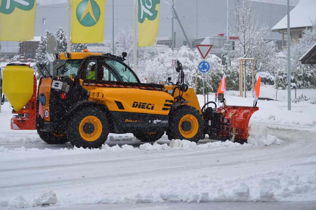 Feuerwehr-Konolfingen-Winterdienst-Teleskopstapler.JPG