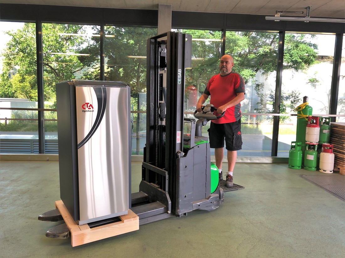 Deichselstapler bei CTA in Münsingen. Deichselstapler-CTA-Münsingen.jpg
