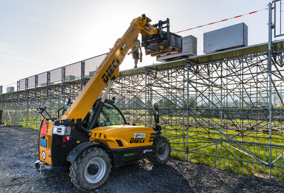 Construction des tribunes de la Fête de la lutte suisse DIECI-Mini-Agri-25.6-Teleskoplader-ESAF.jpg