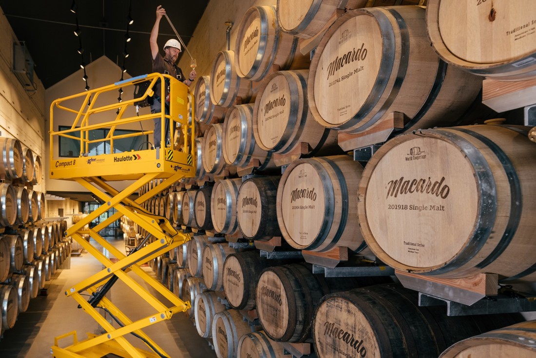 HAULOTTE Arbeitsbühne im Whiskey - Fasslager von Macardo. Haulotte-Compact-8-Fasslager-Whiskey-Macardo.jpg