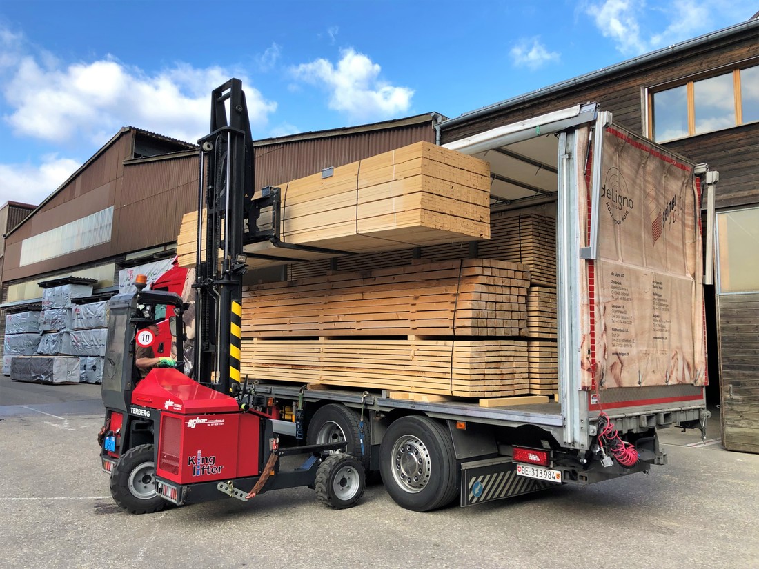 TERBERG-Mitnahmestapler-Holztransport-Holzbretter-LKW.JPG