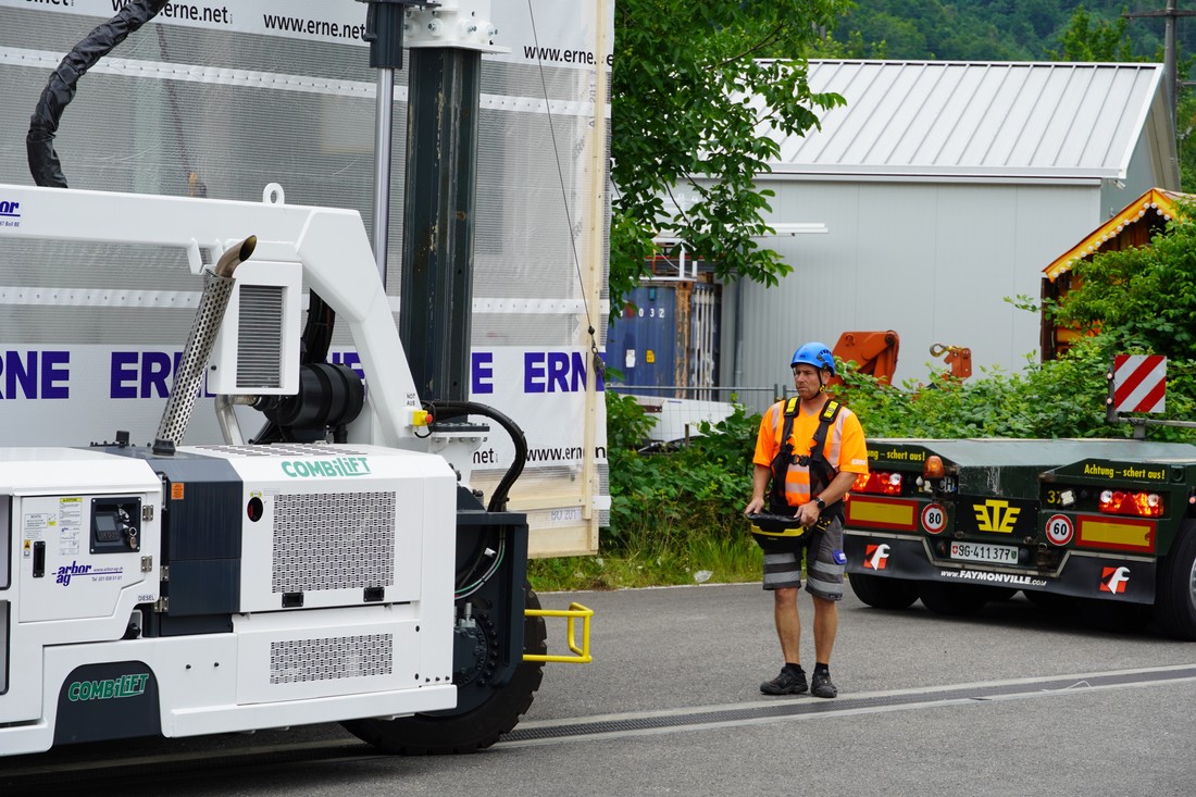 Modul-mit-Straddle-Carrier-auf-LKW-ERNE-AG.jpg