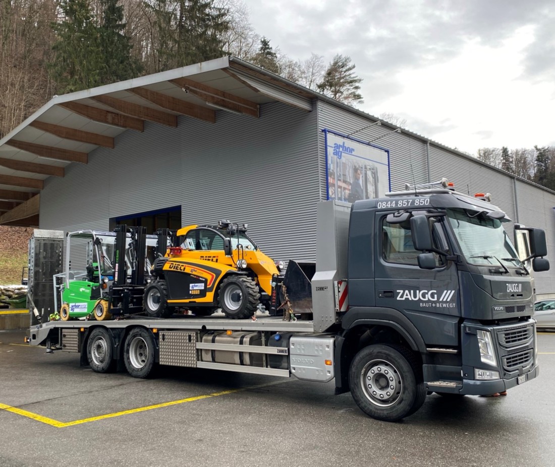 DIECI Teleskoplader und CESAB Gabelstapler auf LKW verladen. Arbor-Rental-Miete-Vermietung-Stapler-Schweiz-DIECI-CESAB.jpeg