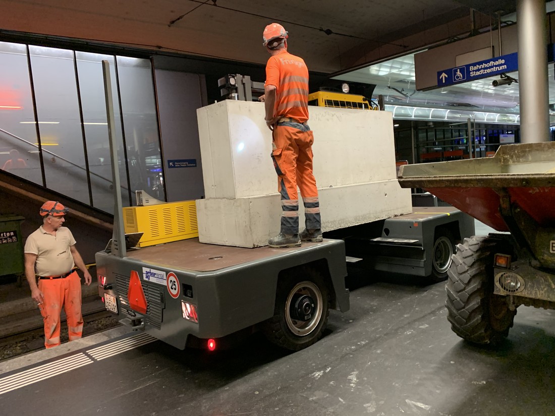 Seitenstapler-Zukunft-Bahnhof-Bern-Betonelement-.jpg