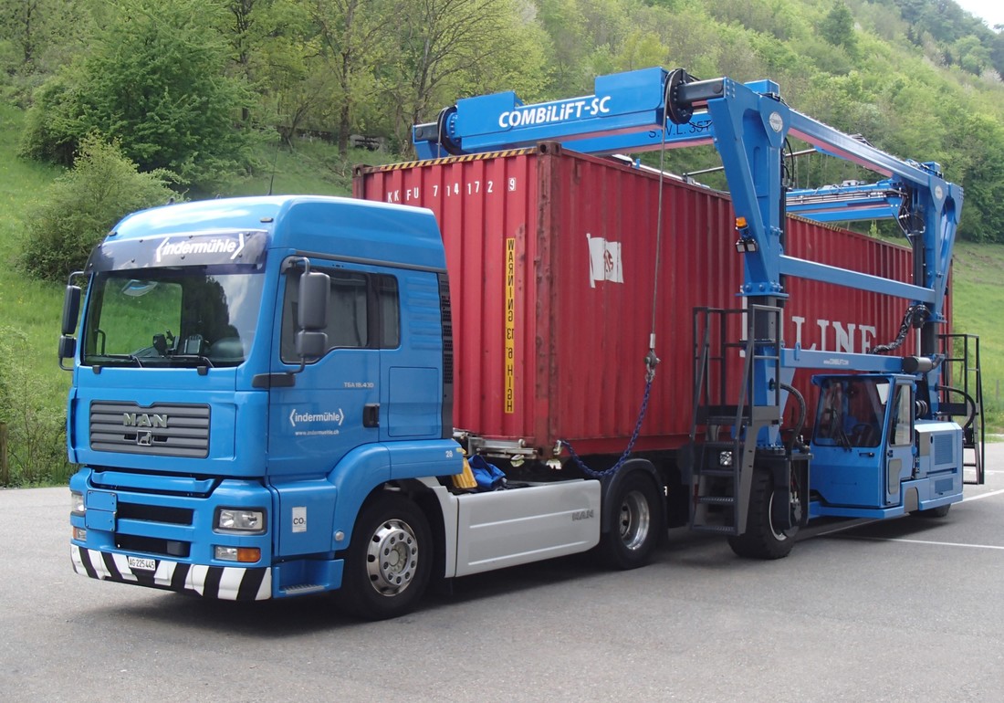 Container-Handling-mit-Straddle-Carrier-Combilift3.jpg