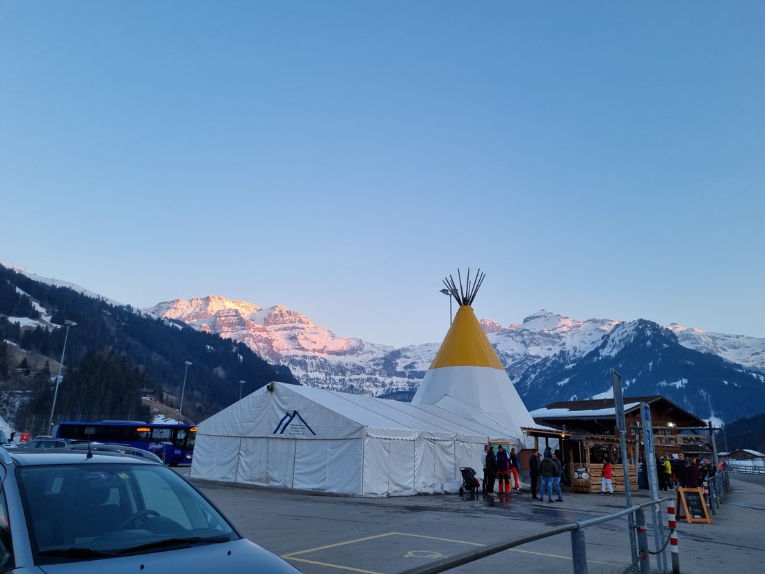 Das Tipi Partyzelt füllt sich langsam. Party-im-Tipi-Lenk-Arbor-AG.jpg