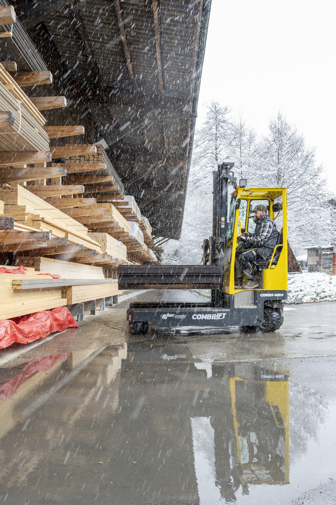 Der MR4 fühlt sich bei Wind und Wetter wohl. COMBILIFT-MR4-Holzbau-Arbor-AG (5).jpg