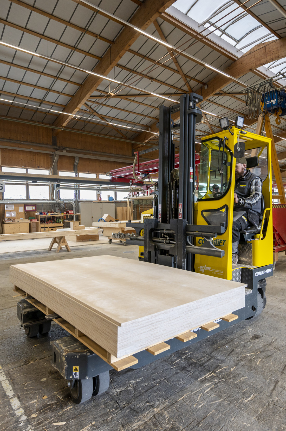 MR4 in der Produktion bei einem Holzbauer. COMBILIFT-MR4-Holzbau-Arbor-AG (2).jpg