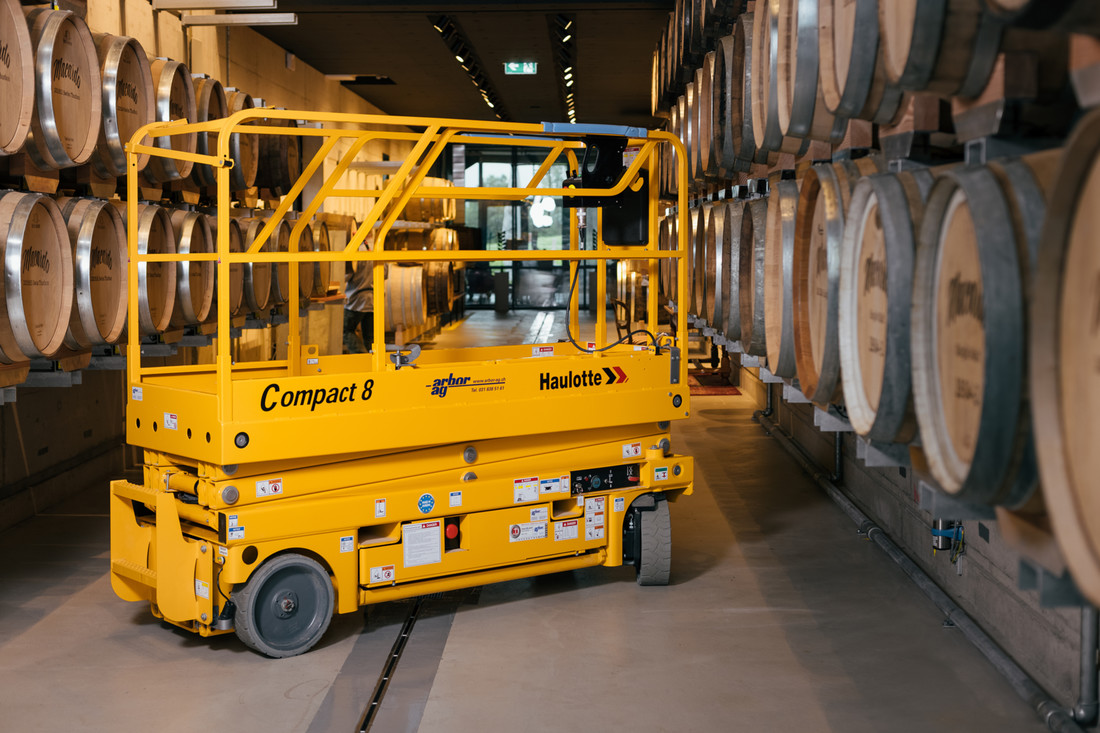 HAULOTTE Compact 8 im Fasslager bei Macardo Swiss Distillery GmbH HAULOTTE-Hubarbeitsbühne-Compact8-Arbor-AG.jpg