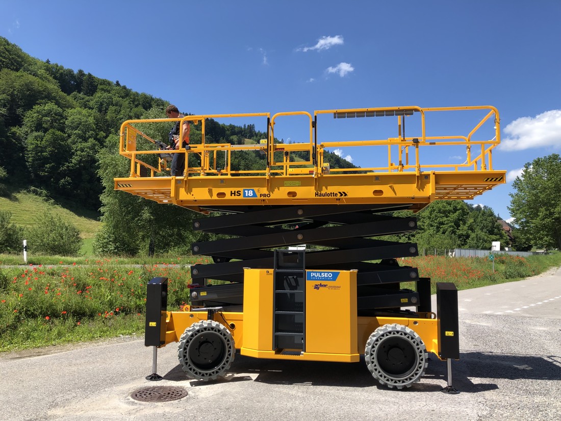 Die HS18E PRO auf dem Vorplatz der Arbor AG. HAULOTTE-HS18E-PRO-Arbor-AG.jpg