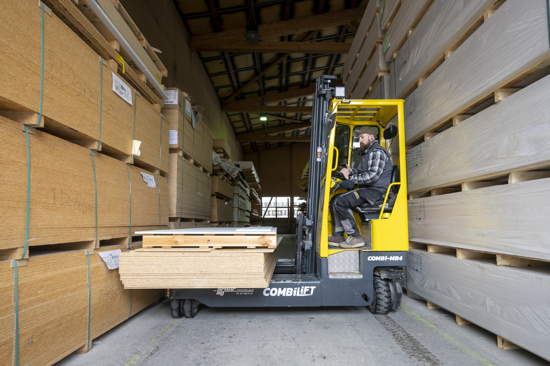 Der Schmalgangstapler COMBILIFT MR4 im Plattenlager bei Stuberholz AG. COMBILIFT-MR4-Vierwegestapler-Schmalgangstapler-Stuberholz-Arbor-AG.jpg