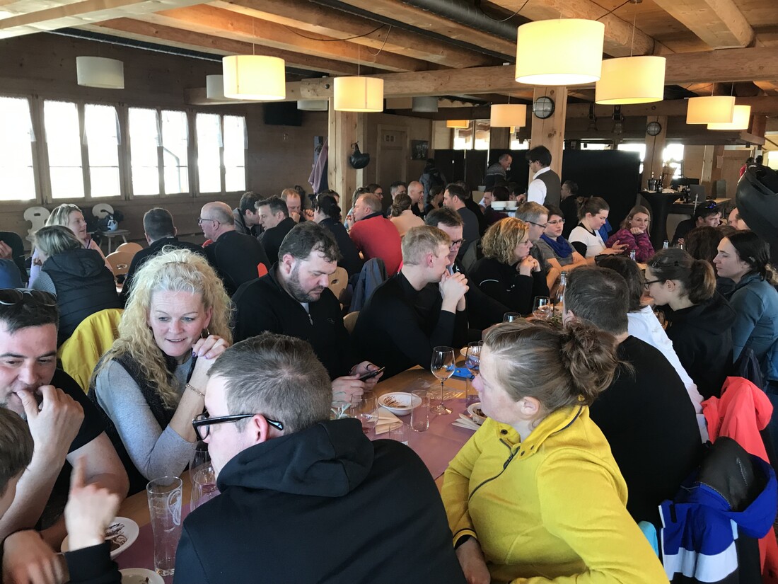 Gemütliche Atmosphäre beim Mittagessen im Bühlberg Bergrestaurant mittagessen-arbor-bergbühl-lenk.jpeg