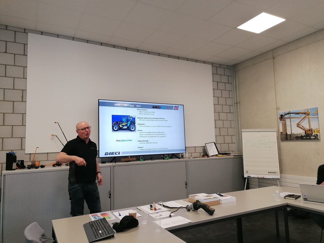 Christian Eggenberger schult DIECI-Händlertagung-Mini-Agri-Elektro.jpg
