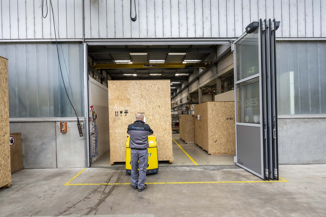 Transport der 2 bis 5 Tonnen schweren Holzkisten Combilift-ppt-einlagern-holzkisten-bei-FrymaKoruma.jpg