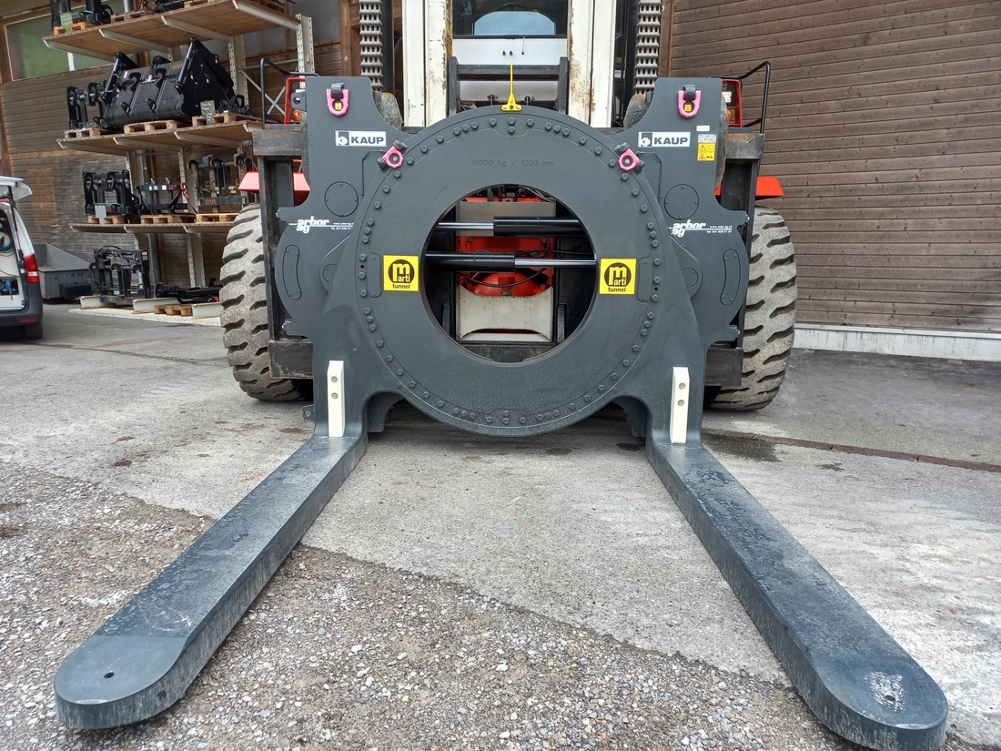 KAUP Drehgerät KAUP_Drehgerät-an-svetruck-schwerlaststapler.jpg