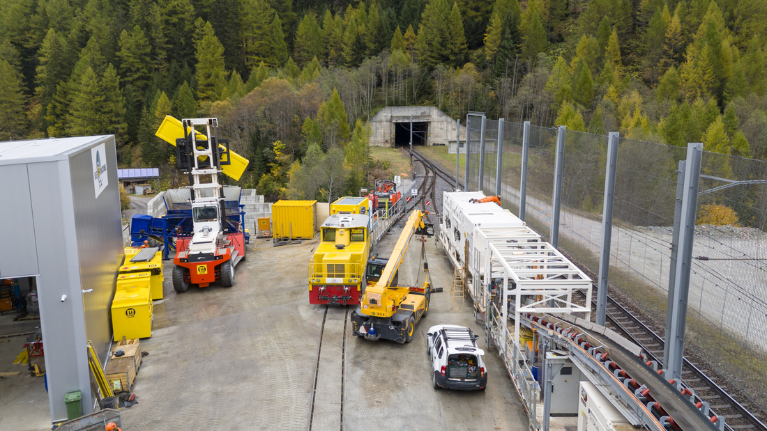 SVETRUCK mit KAUP Drehgerät beim Furka Tunnel im Einsatz Svetruk Furkatunnel-60.jpg
