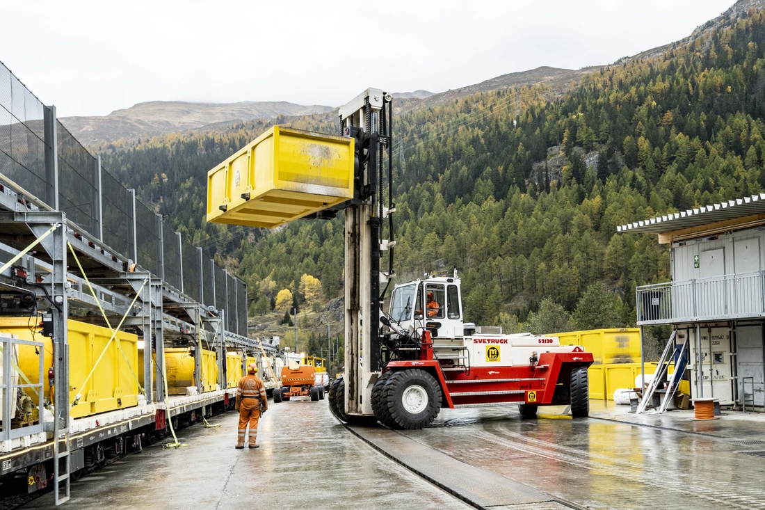 SVETRUCK mit KAUP Drehgerät beim Furka Tunnel im Einsatz Svetruk Furkatunnel-63.jpg
